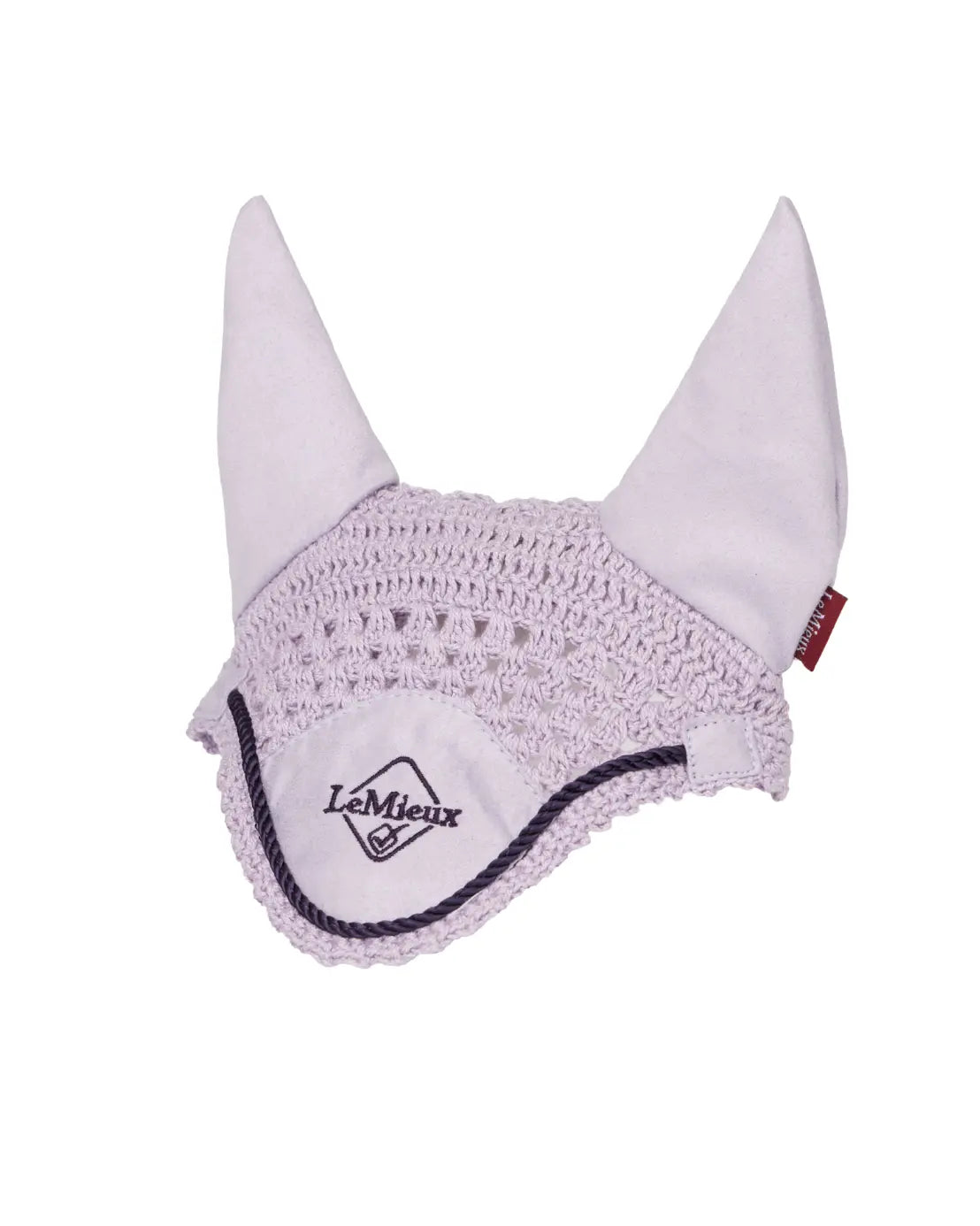 LeMieux Hobby Horse Fliegenhaube Lilac (Größe L): Elegante helllila Fliegenohren mit handgefertigtem Häkelmuster und gesticktem Logo für Steckenpferde auf lope.de.