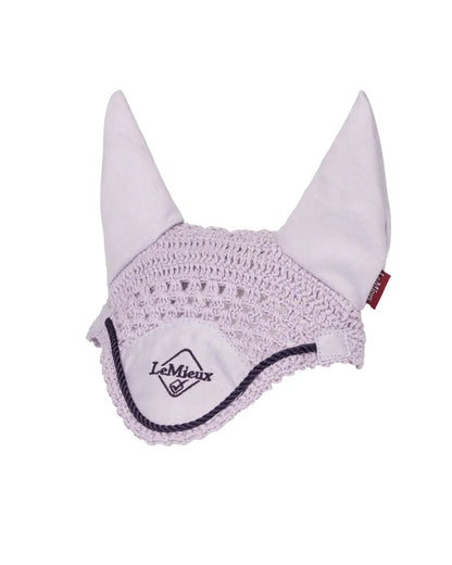 LeMieux Hobby Horse Fliegenhaube Lilac (Größe L): Elegante helllila Fliegenohren mit handgefertigtem Häkelmuster und gesticktem Logo für Steckenpferde auf lope.de.