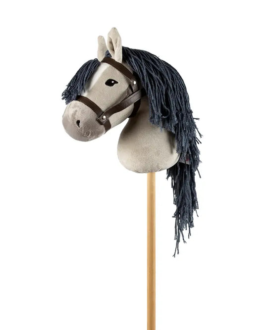 byASTRUP Hobby Horse in Grau (Größe M): Hochwertiges Steckenpferd mit weißer Blesse, dunkelgrauer Mähne und FSC-Holzstab auf lope.de kaufen.
