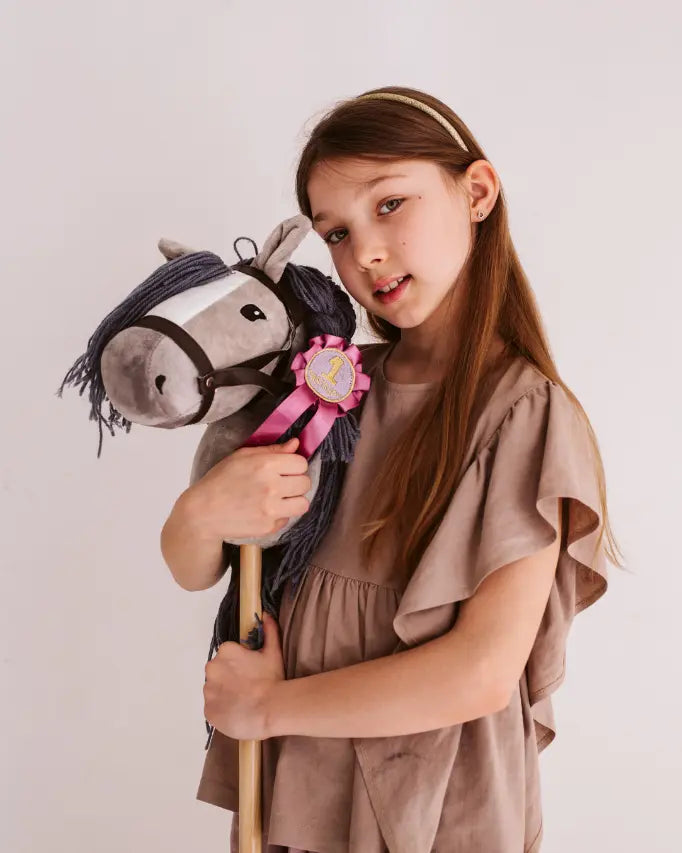 Premium Steckenpferd für Kinder ab 3 Jahren: Das graue byASTRUP Hobby Horse in weicher Plüschtieroptik – die ideale Geschenkidee für kleine Pferdefans