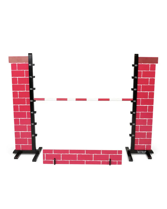 byASTRUP Hobby Horse Hindernis Steinmauer für Kinder; höhenverstellbares Sprunghindernis aus Holz in Rot und Weiß vor weißem Hintergrund.