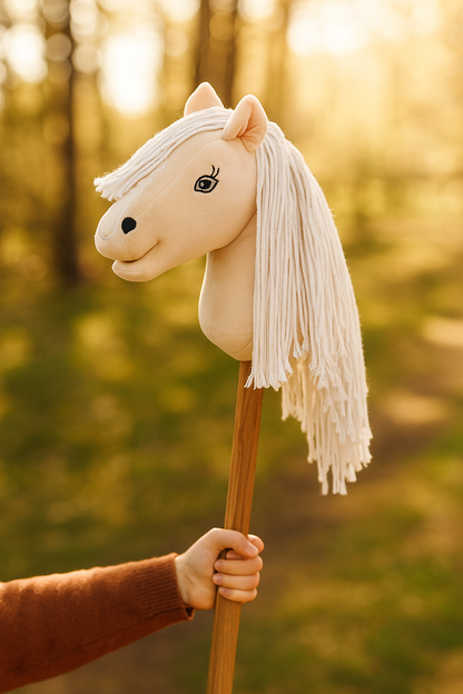 Palomino Hobby Horse im Wald