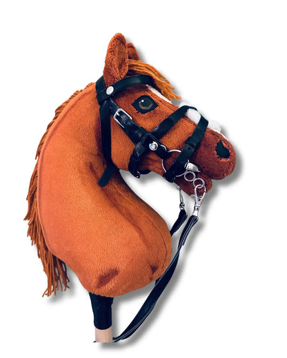 Kandare für Hobby Horsing - Pessoa Bit eingeschnallt in einer schwarzen Hobby Horse Trense an einem fuchsfarbenen Hobby Horse Springpferd