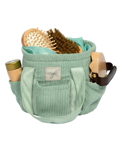 Voll ausgestattete byASTRUP Putztasche für Hobby Horses: Die grüne Cord-Tasche mit Bürsten und Striegel für die perfekte Pflege deines Steckenpferds.