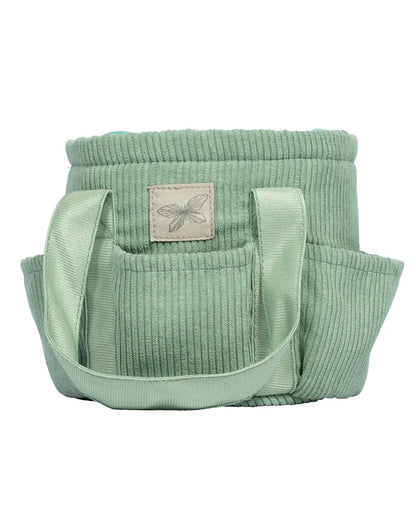 Stilvolle Ordnung im Stall: Grüne byASTRUP Putztasche aus hochwertigem Cord mit praktischen Außentaschen für wichtiges Hobby Horsing Zubehör.