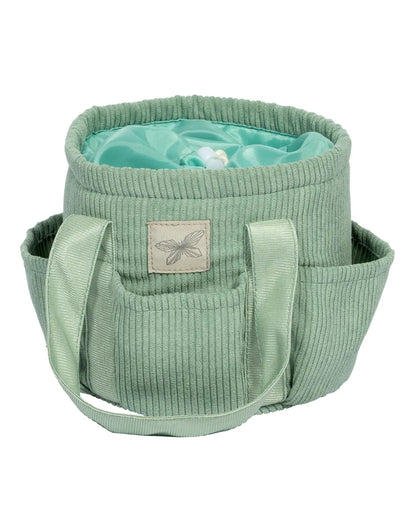 Robuste Hobby Horse Pflegetasche: Detailansicht der byASTRUP Putztasche mit Kordelzug-Verschluss, um Bürsten und Zubehör sicher zu verstauen.