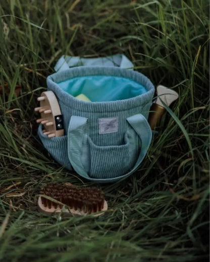 Grüne byASTRUP® Putztasche im Outdoor-Einsatz – robustes Hobby Horsing Zubehör für die Pferdepflege im Freien.