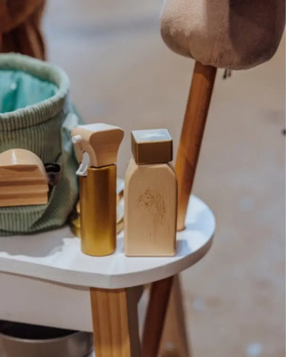 Hobby Horse Pflegeset in der byASTRUP® Tasche auf einem Tisch neben Striegel und Spray – Ordnung im Stall-Alltag.