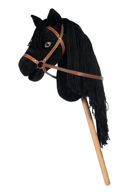 freigestelltes, schwarzes Hobby Horse aus weichem Plüschmaterial mit langer Mähne, dass eine hellbraune Hobby Horsing Trense trägt.