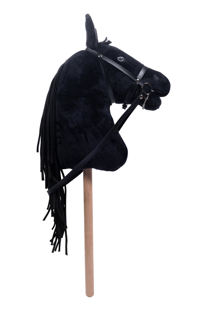 Schwarzes Hobby Horse mit Trense freigestellt in der Seitenansicht