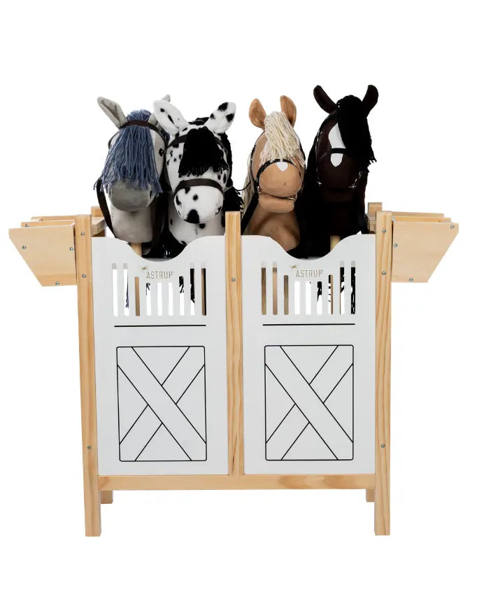 hobby horse stall für 4 hobby horses in natur holz und weiß von by astrup