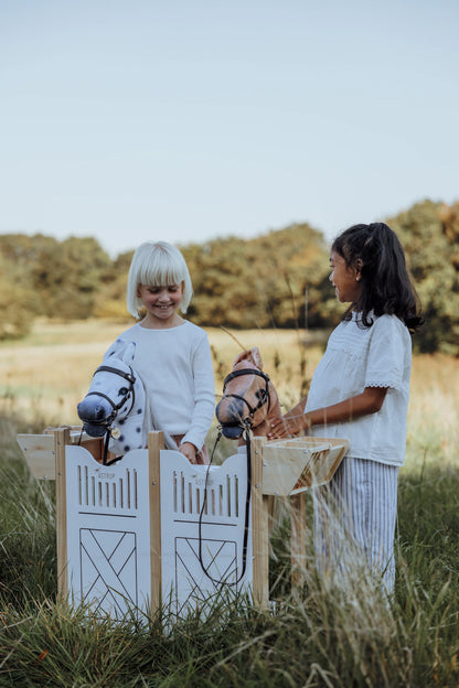 Hobby Horsing Stall für 4 Hobby Horses: Kinder erleben spannende Reiterhof-Geschichten mit dem großen byASTRUP stall aus natürlichem Holz.