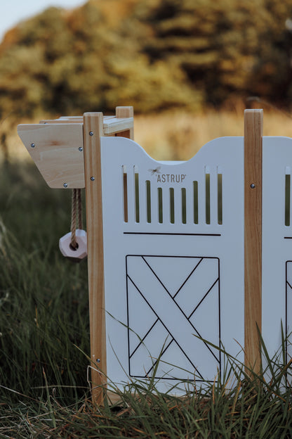 tabile Verarbeitung aus FSC-Holz: Detailansicht des robusten byASTRUP Stalls für vier Hobby Horses, der Ästhetik und Funktionalität vereint.