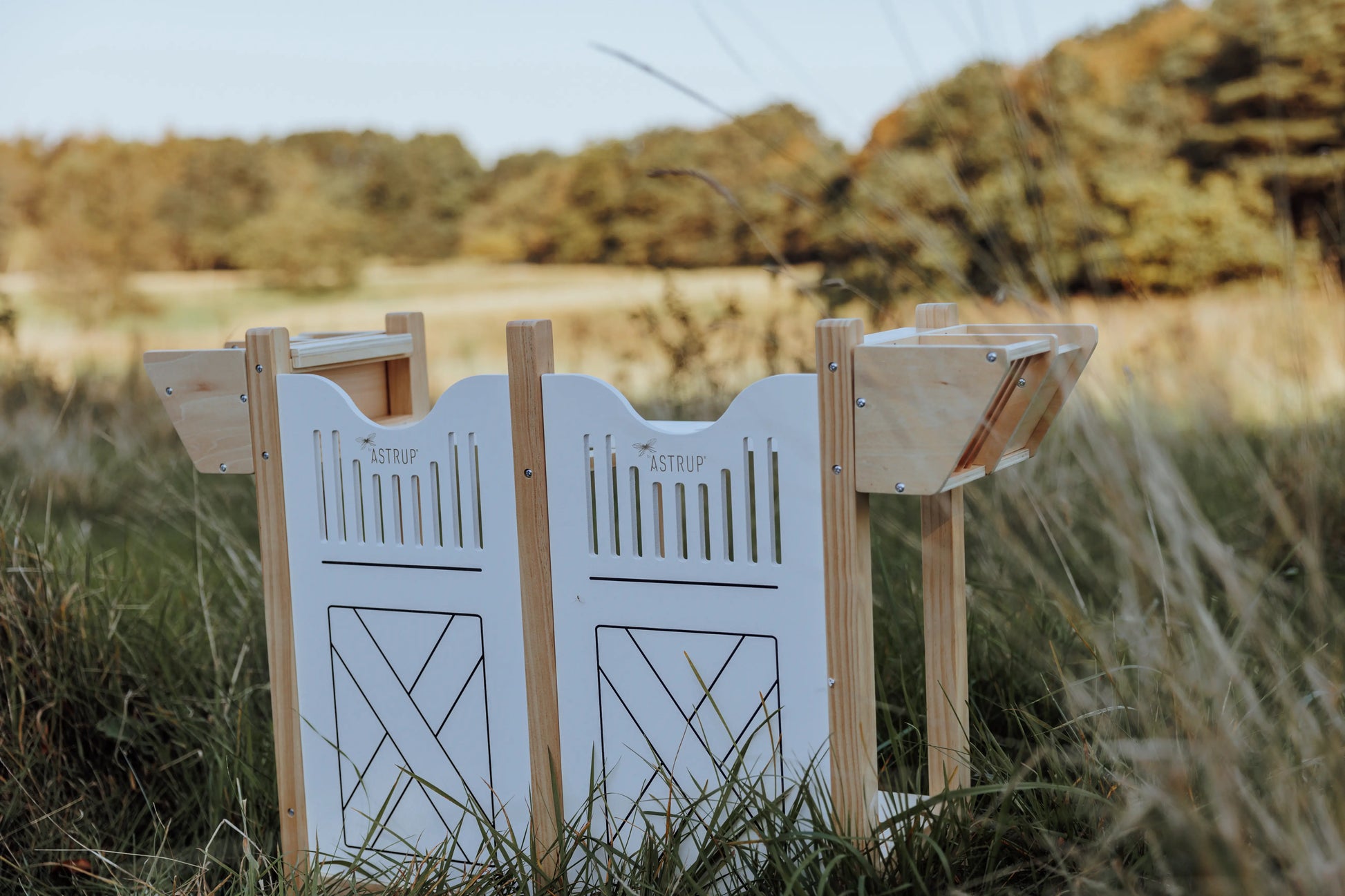 byASTRUP Hobby Horse Stall in Weiß-Natur: Die stilvolle und langlebige Geschenkidee für begeisterte Hobby Horsing reiter auf lope.de.