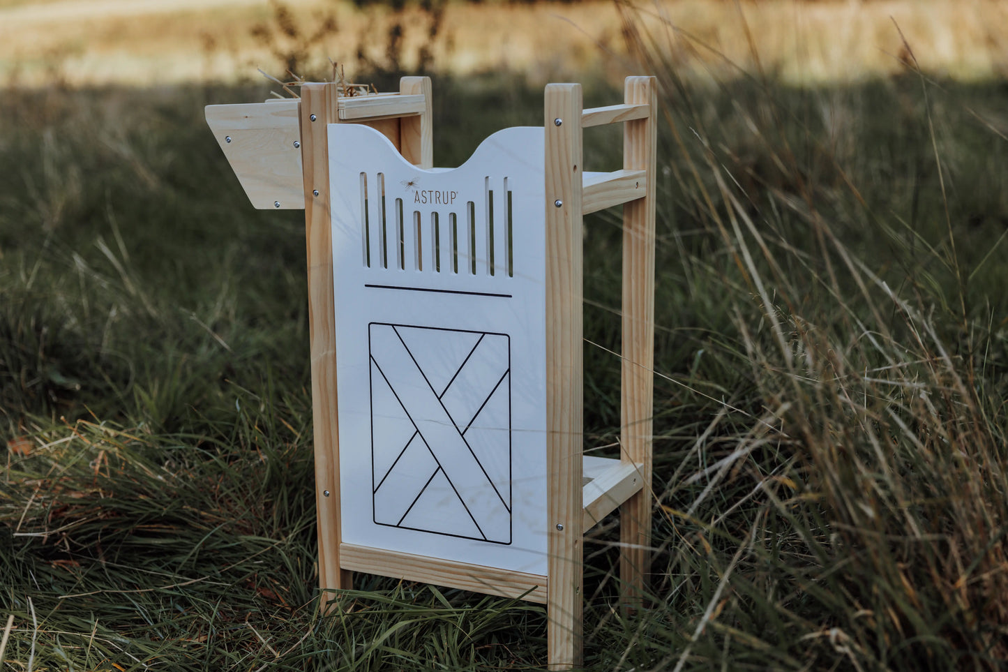Die wetterfeste byASTRUP Stallbox auf lope.de als ideale Geschenkidee für das Hobby Horsing Training im Garten.
