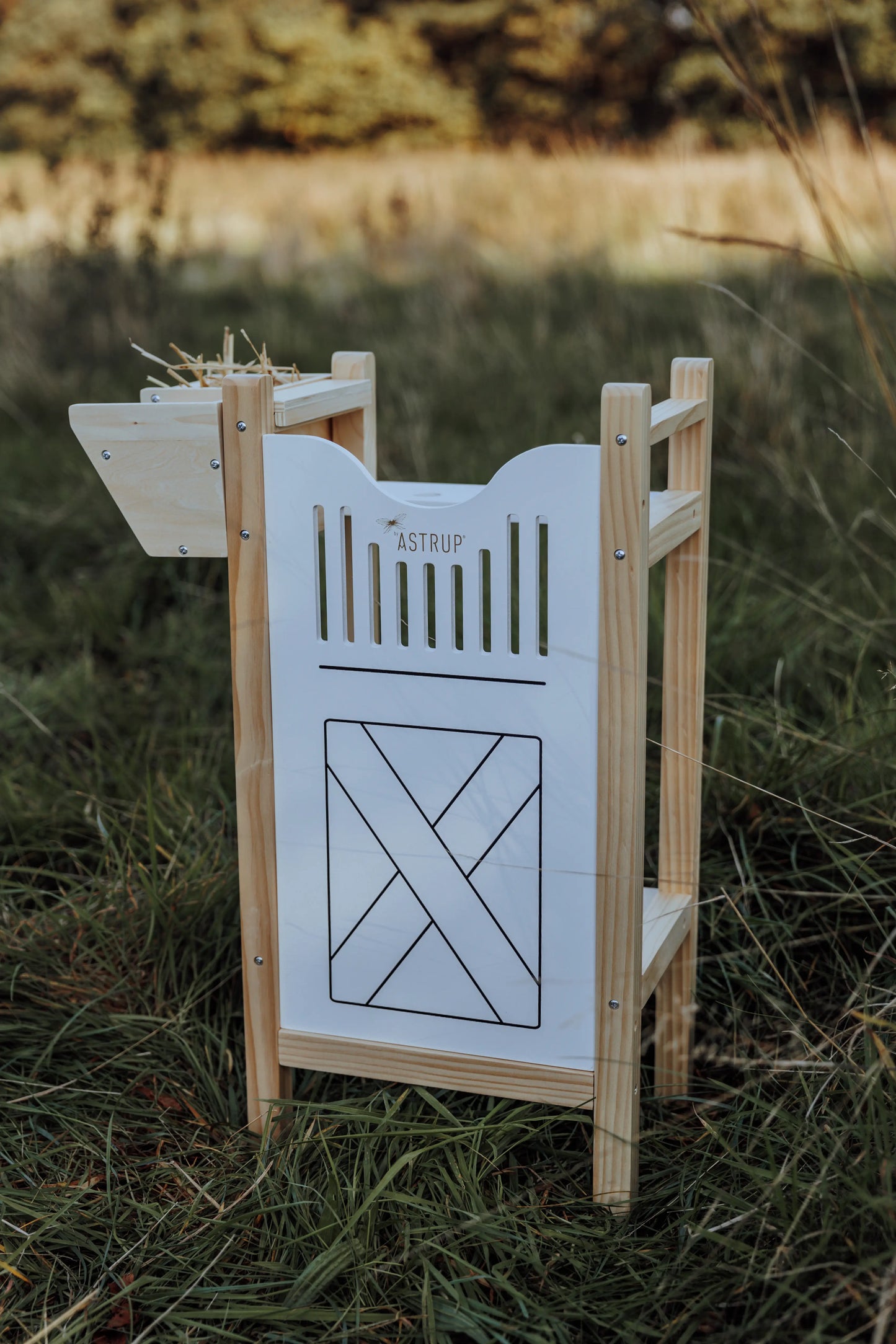 Ein Traum für kleine Pferdefans zur realistischen Nachstellung eines echten Reiterhofs. Hobby Horse Stall ByAstrup