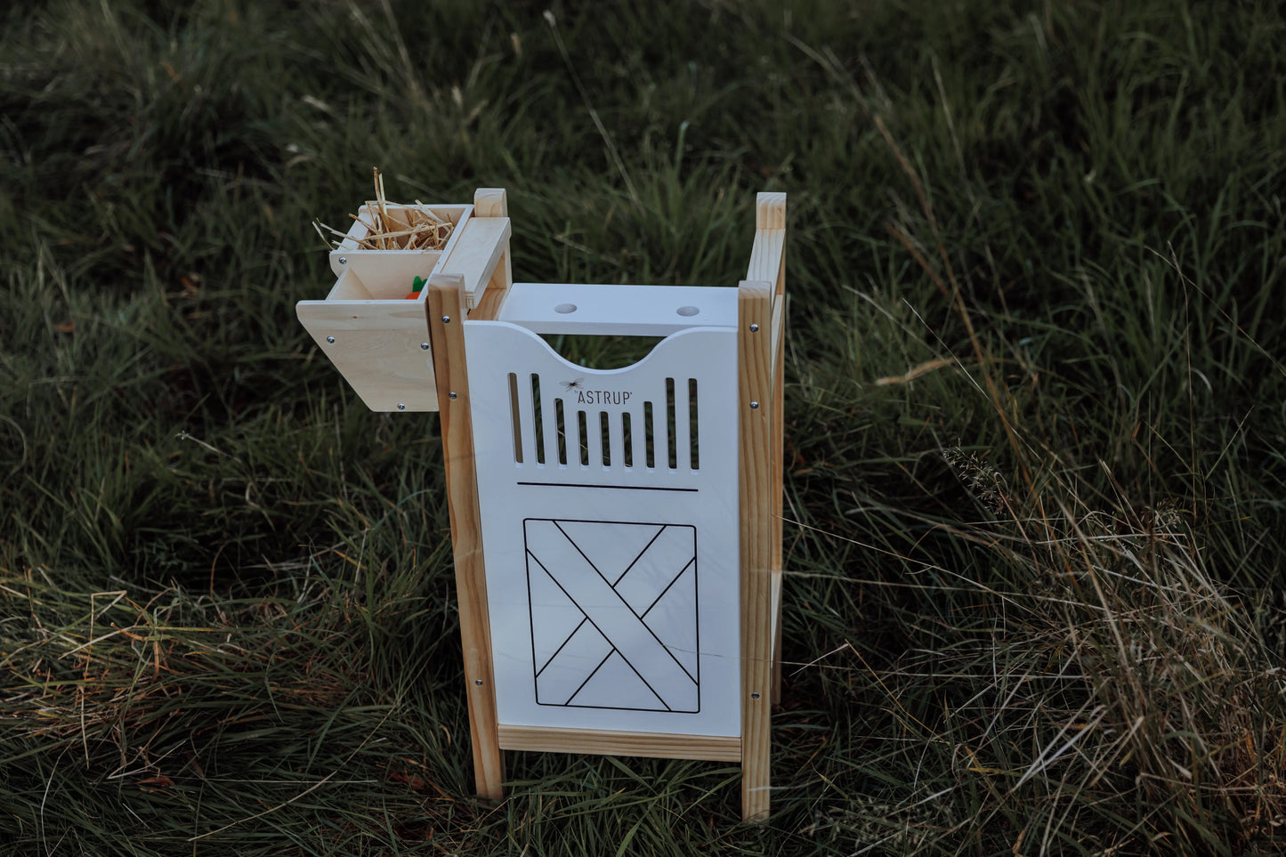 kompakter byASTRUP Holz Hobby horse stall platziert auf einer grünen Rasenfläche für das Reitturnier-Spiel.