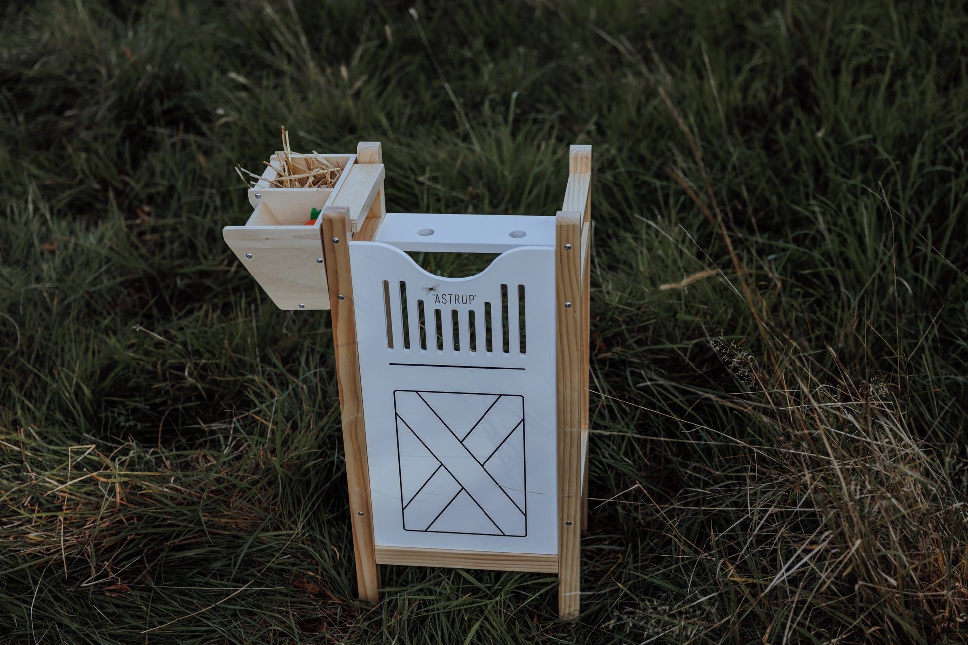 kompakter byASTRUP Holz Hobby horse stall platziert auf einer grünen Rasenfläche für das Reitturnier-Spiel.