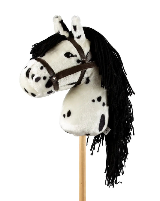 Realistisches byASTRUP Hobby Horse Appaloosa mit schwarzer Mähne und Zaumzeug – perfekt für Rollenspiele und Hobby Horsing.