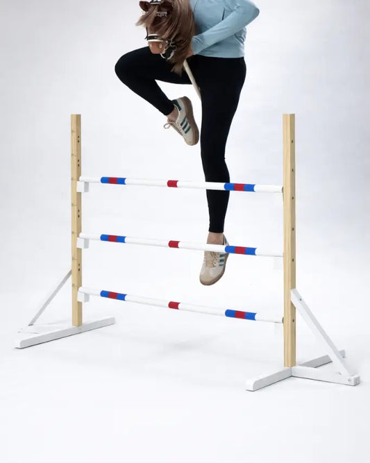 Hobby Horsing Sprung von Panduro über den ein Hobby Horser Springt. Zu sehen sind die Beine und das braune Hobby Horse mit wehender Mähne.