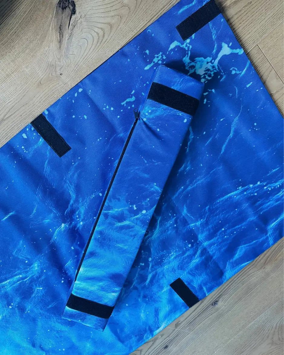 Hobby Horsing Training: Blauer Wassergraben mit gepolsterter Begrenzung als Hindernis für Hobby Horses.