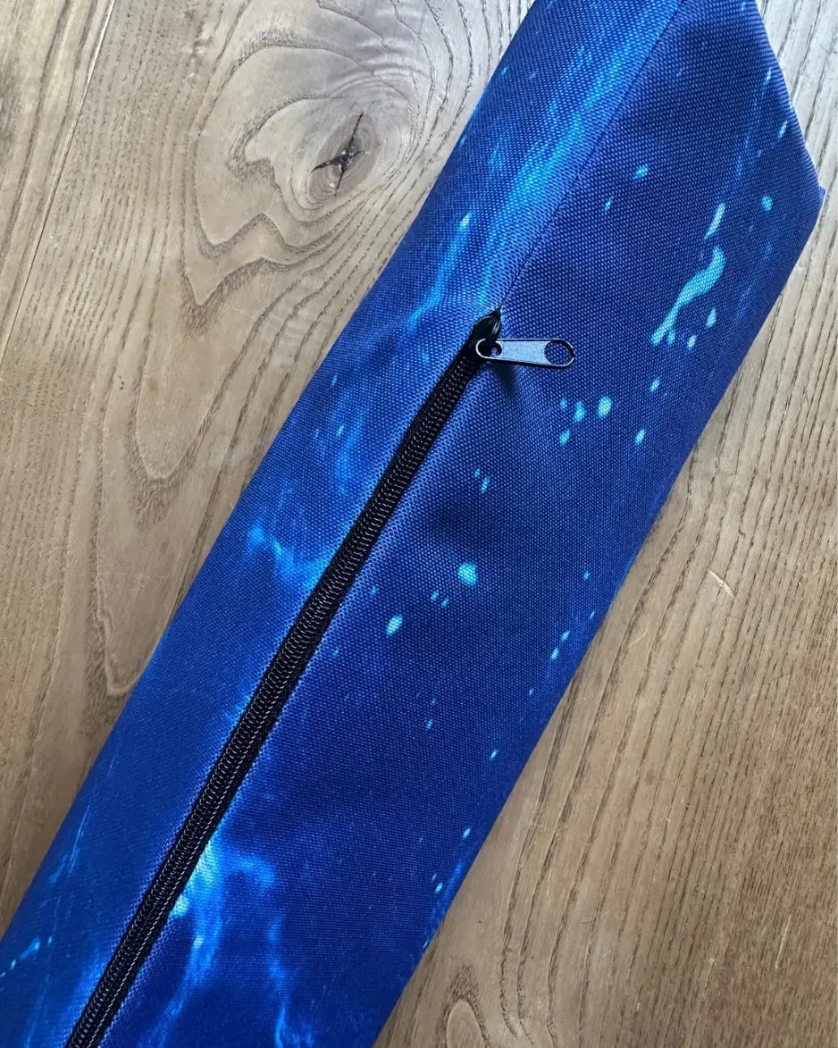 Detail der gepolsterten Begrenzung mit Reißverschluss für sicheres Hobby Horsing Training zu Hause.