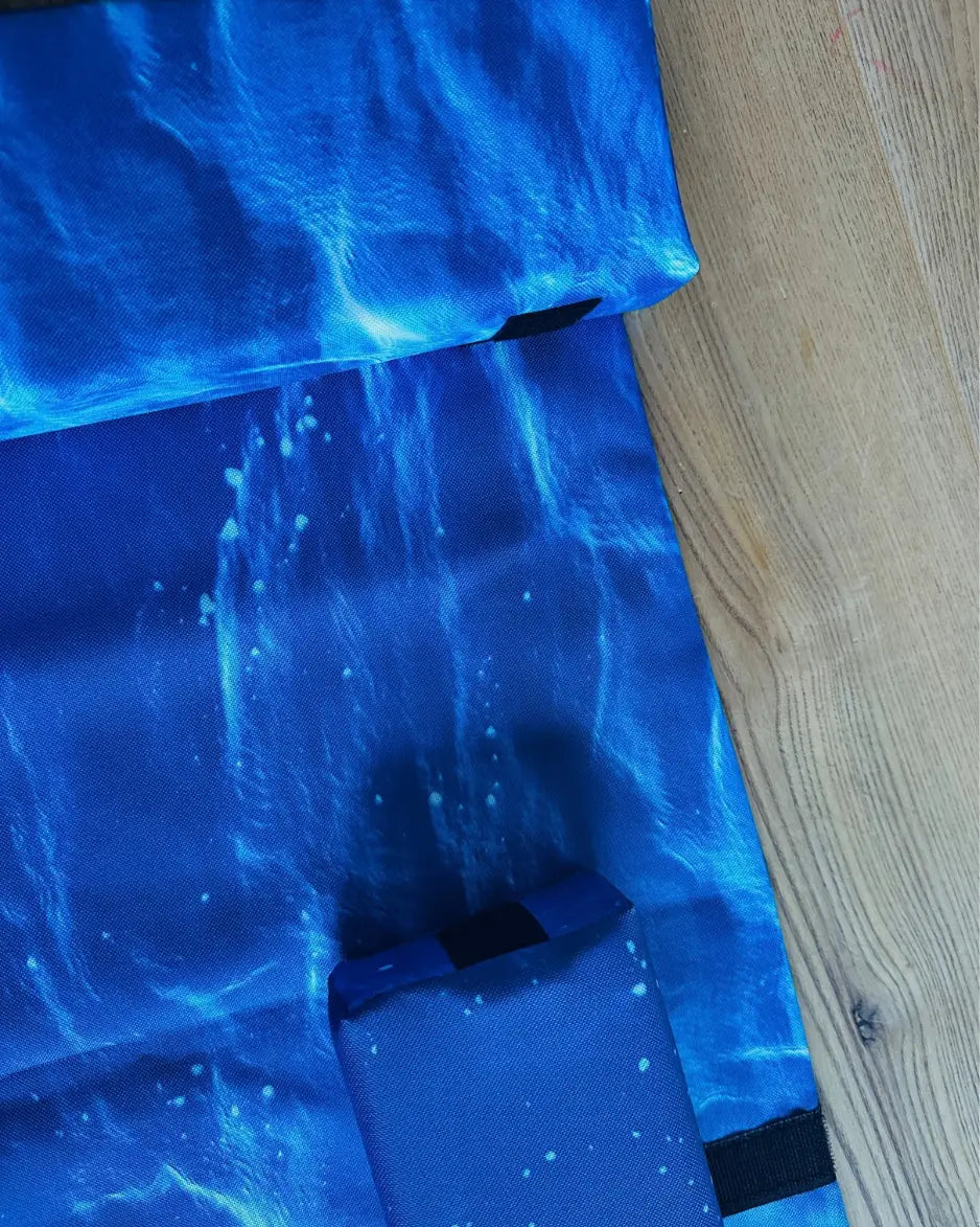 Hobby Horsing Zubehör: Detailansicht des realistischen Wasser-Designs für Hobby Horse Sprung-Übungen.