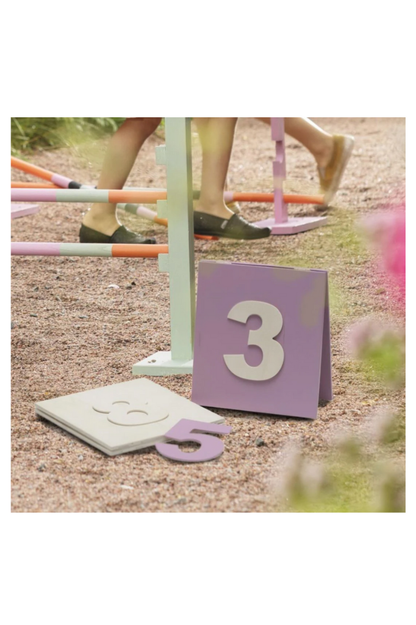 Buchstaben und Zahlen für Hobby Horsing Parcours in Action