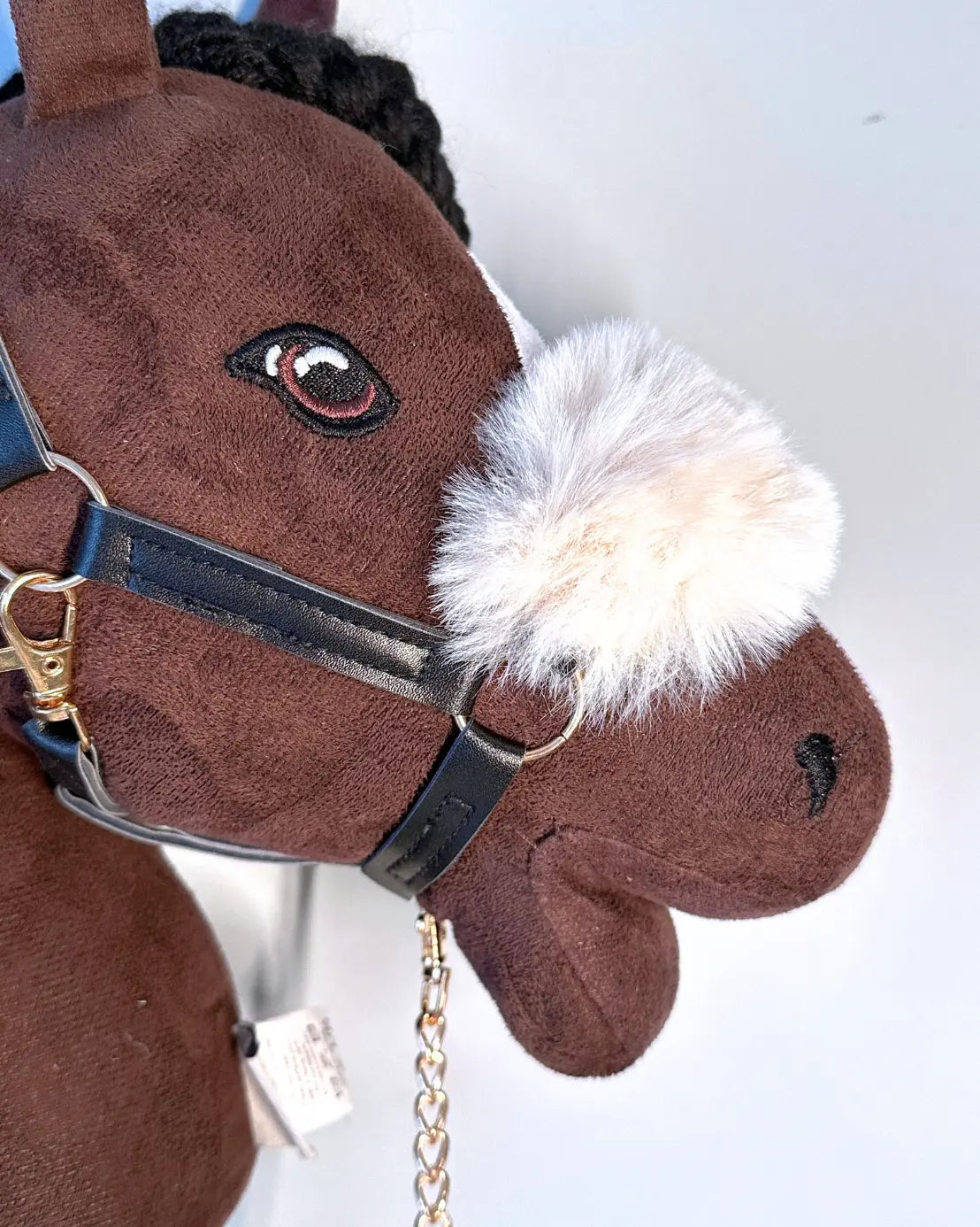 Schwarzes Hobby Horse Halfter aus Kunstleder mit Führkette am Kopf eines byAstrup Steckenpferdes