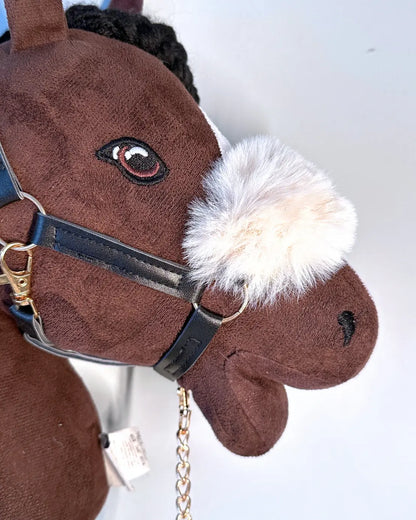 Schwarzes Hobby Horse Halfter aus Kunstleder mit Führkette am Kopf eines byAstrup Steckenpferdes