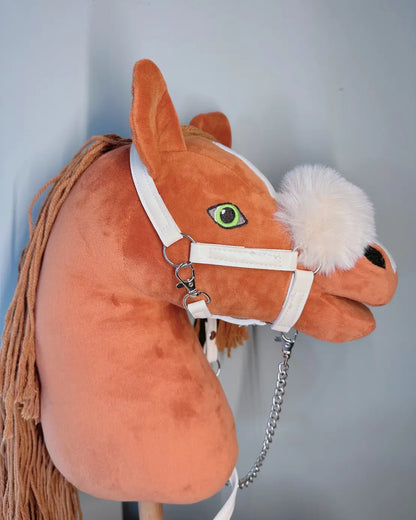 Weißes Hobby Horse Halfter aus Kunstleder mit Plüsch Nasenriemen und Führkette am Kopf eines HKM Steckenpferdes