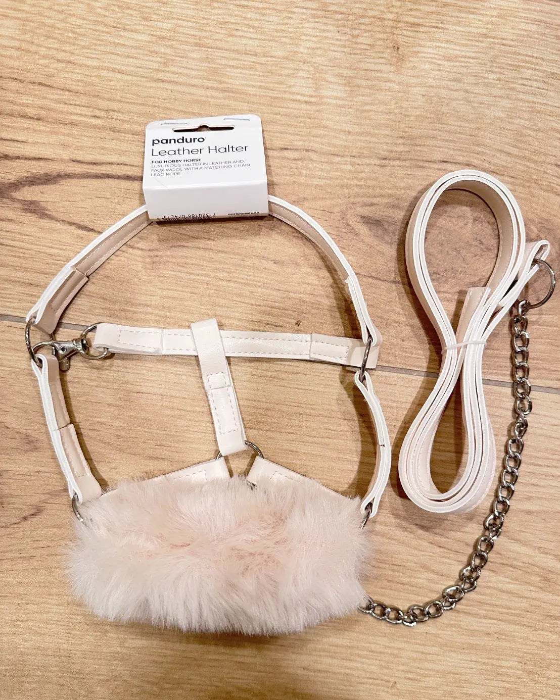 Weißes Hobby Horse Halfter aus Kunstleder mit Führkette und Plüsch Nasenriemen