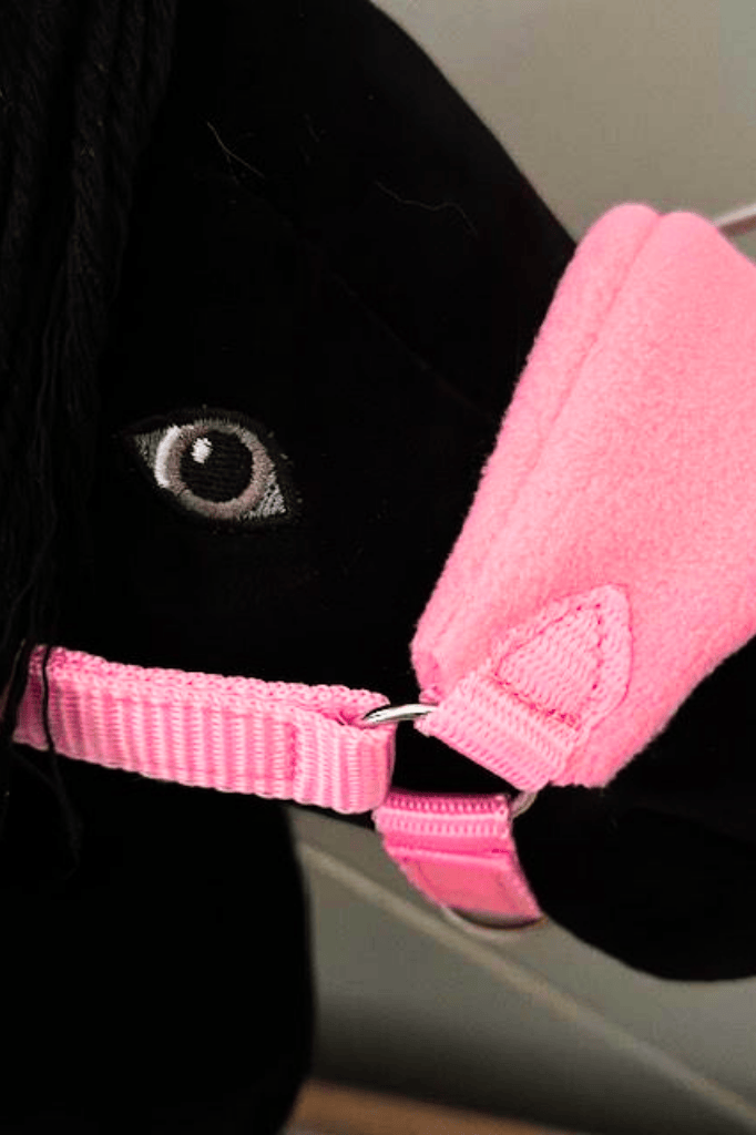 Detailaufnahme panduro hobby horse halfter in rosa mit fleece