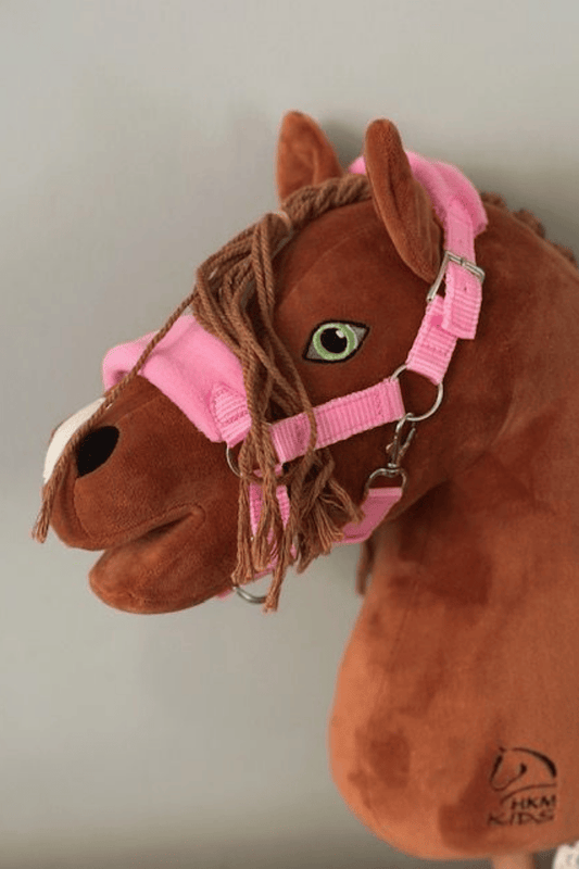 panduro hobby horse halfter in rosa mit fleece an einem Hobby Horse von HKM