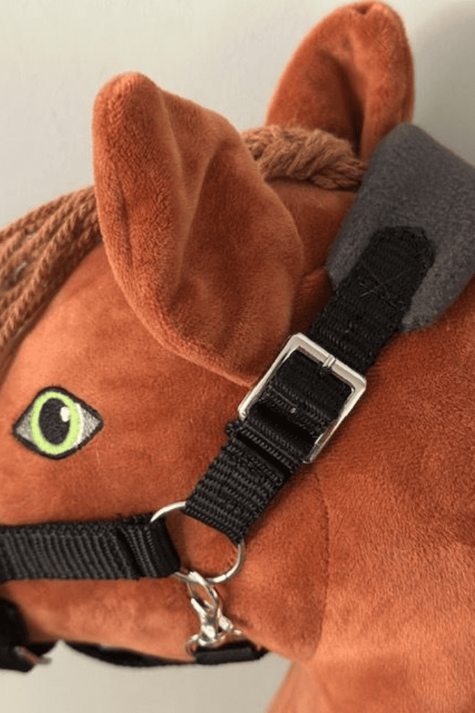 Detailaufnahme panduro hobby horse halfter in schwarz mit fleece an einem Hobby Horse von HKM