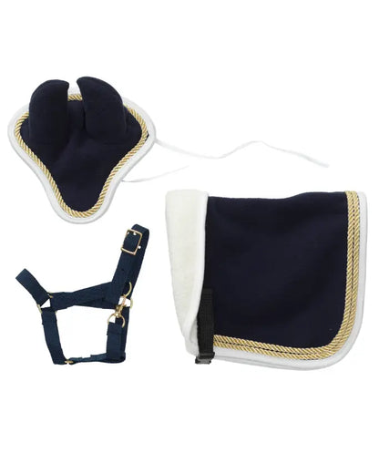 hochwertiges panduro hobby horse set aus einer dunkelblauen fleece hobby horse paradedecke, einem dunkelblauen hobby horse halfter und einer dunkelblauen fleece fliegenhaube mit goldkordel