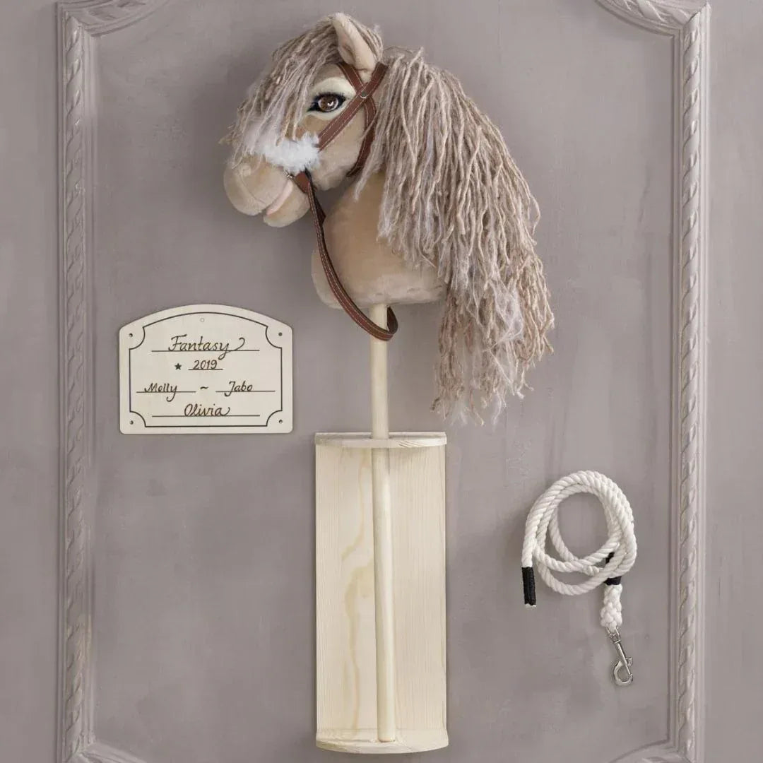 Hobby Horse Stallschild an einer Wand montiert neben einem hobby horse