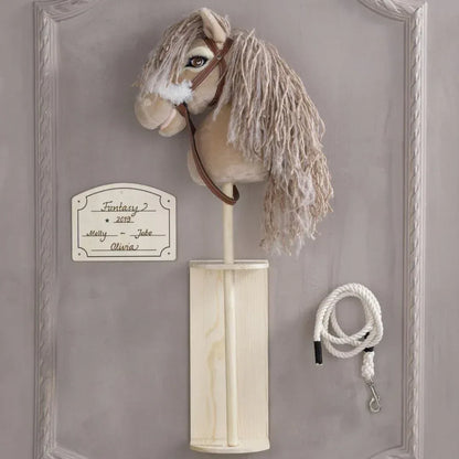 Hobby Horse Stallschild an einer Wand montiert neben einem hobby horse