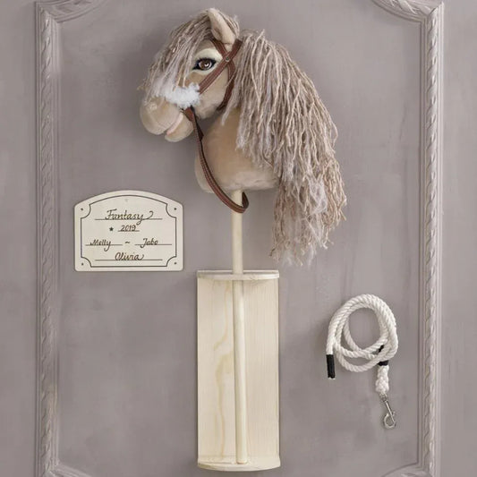 Hobby Horse Stallschild an einer Wand montiert neben einem hobby horse