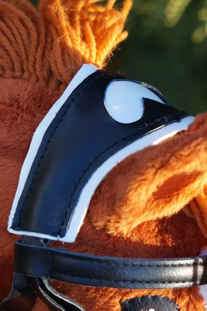 schwarze Panduro Hobby Horse Trense an einem Hobby Horse in der Morgensonne in Detailansicht