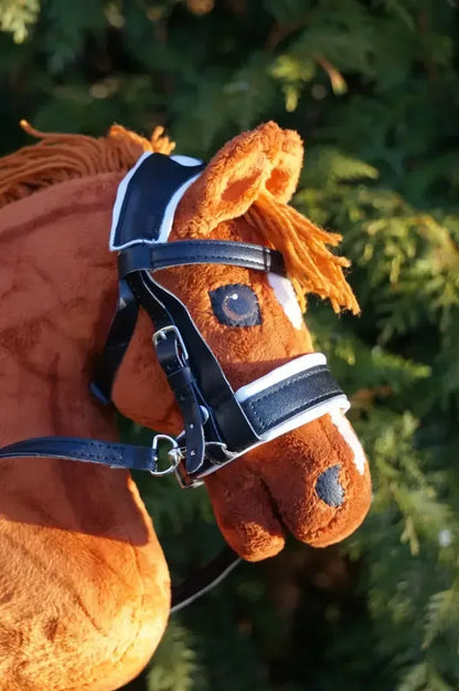 Hobby Horse Springpferd DIY aus der Ponybox in der Morgensonne im Garten
